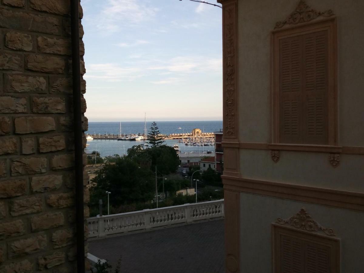 Isola Di Man Apartment Imperia Exterior foto